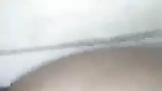 شرموطة تلعب في كسها