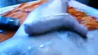 خيال التدليك الشهواني: مدلكة كبيرة الصدر تعمل على قضيبه الصلب حتى النشوة