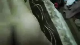 العاهرة رانا تأخذ زبًا صلبًا بعمق في كسها الضيق