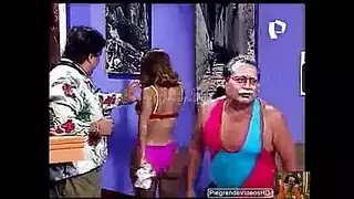 بتحط اصبعها فمؤخرة زوجها