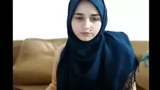 محجبة تمارس العادة السرية لوحدها اول مرة حتي تنزل شهوتها