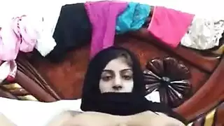 شرموطة مصرية تستعرض جسمها المربرب لعشيقها