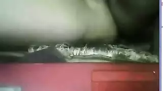 بنت صغيره تعترض جسمها امام الكاميرا