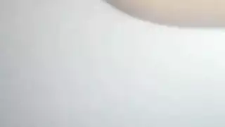 مراهقة تتعرض للإدخال المزدوج في علاقة رباعية جامحة مع شريك مجهول ماهر