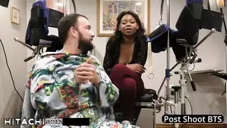 تدليك عصا هيتاشي يقود مهبل المراهقة إلى هزات جماع متعددة مع صراخ