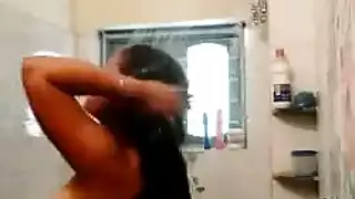 بنت بتحكي للشب نيكني قبل ما حد ييجي