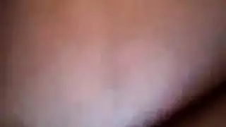 ولد يقدف على صدر امه