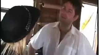 قضيب أسود عملاق يسيطر على فيكتوريا يونيو في جنس مكثف