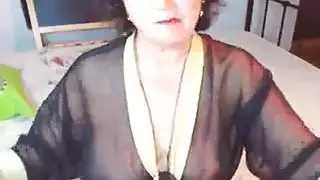 فتاة ناضجة ترتدي نظارات يتم توجيتها بقوة بواسطة قضيب نجم إباحي ضخم
