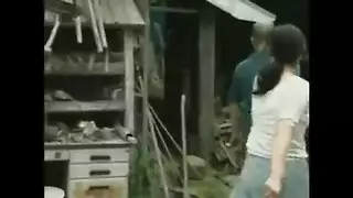 توقض اخزها من النوم بضجيج وينيكها