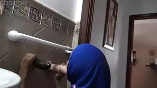 جماع في كابينة مرحاض مع امرأة ناضجة متشوقة