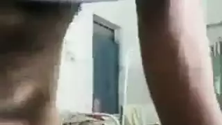 عاهرة آسيوية تقدم بيتزا ساخنة وجنس أكثر سخونة على مكتبه