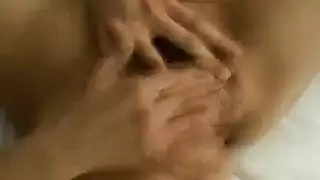 فتاة صغيرة تئن أثناء جماعها بعنف