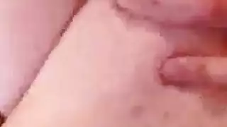 فاتنة شقراء ممتلئة الجسم تأخذ رفيقتها الجديدة إلى السرير لمشهد جنسي صريح