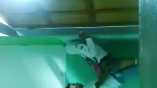 العودة للمدرسة إكس إكس إكس: مراهقان ينيكان خلف المبنى