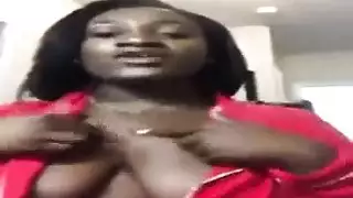 عارية ، امرأة مسنة ترتدي جوارب شبكة صيدها المثيرة أثناء الحصول على بوسها لعق ومارس الجنس