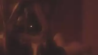 كات هولمز تغوي رؤسائها لممارسة جنس عنيف على المكتب
