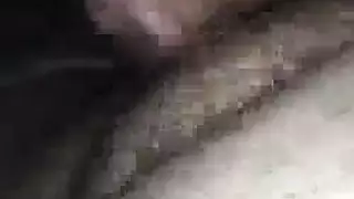 الشاب الممتلئ يأخذ صديقته بقوة في جلسة جنس صريحة