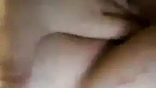 فتاة صغيرة بنظارات: حلق عميق، وضع الفارسة، وعصابة بوكاكي