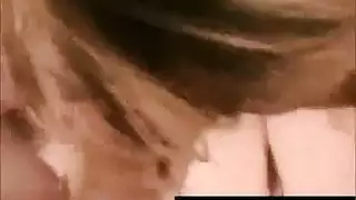 كاميرا خفية تلتقط مشهد مص وتدليك