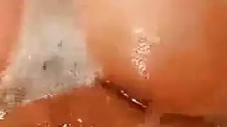فراء مراهقة فقيرة تلعق بالكرة قبل جنس جماعي