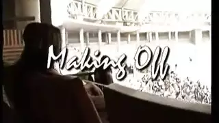 الام تنتاك والبن يتفرج