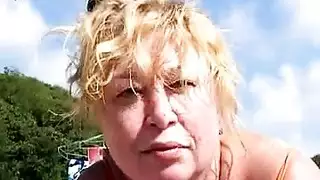 عاشق صدر مشعر يثبت حلماتها قبل الجنس على الشاطئ