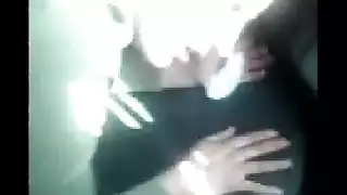 سكس يمنى عربى بنت من الحديده تنتاك من زب زوجها ليله الدخله ويخرج دم من الكس
