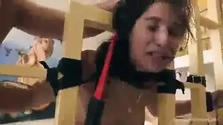 رجل يستدرج جارته