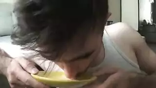 تم القبض على الرجل الوسيم وهو يمارس العادة السرية وانتهى به الأمر سخيف على الرغم من أنه كان لا يزال شديد الإثارة