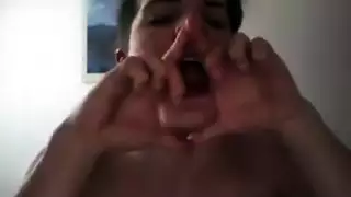 عمل ثلاثي للألسنة على عمود أسود ضخم جنس ثلاثي صريح