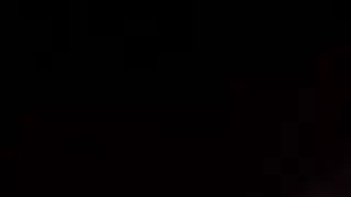 فتاة سمراء تلعق فرجها بينما عبيد الأقدام يخدمون أصابع قدميها