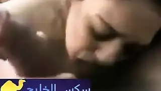 محجبة مصرية تخرج بزازها لحبيبها