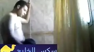 اطفال صغار يلعبو معا بعض