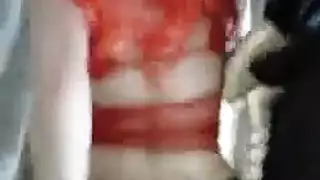 جماع كلابي على الأريكة مع مراهقة في بيكيني