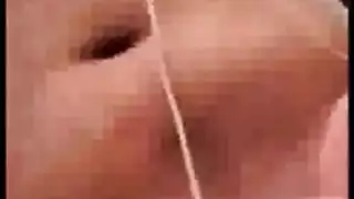 الخوخ توشم ثم تمارس الجنس بقوة مع رجلها أمام التلفاز