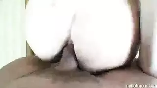 البنت بتتكلم كيف تتناك مع امها