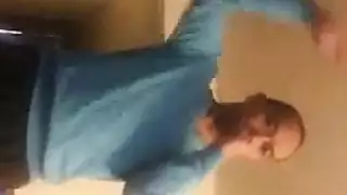 شرج صريح: تأخذ قضيبًا سميكًا من الخلف