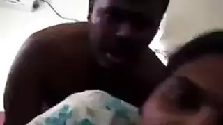 الشقراء سارة تمتلئ ثقوبها من قبل السائح الوسيم