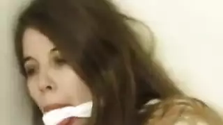 مقيدة، مكممة، ومضروبة بقوة – فانتازيا الفتاة السمراء المثلى للعلاقة الجنسية القاسية