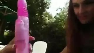 ثنائي حمراوات يختبر حدودهن