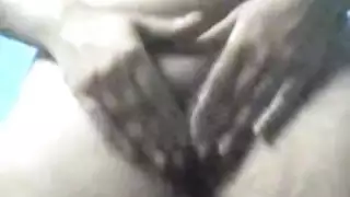 أم تعري صدر بنتها