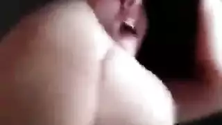 شاب ينيك ام صحبه بعنف