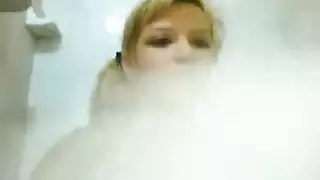 بنات في سن المراهقه صغيره