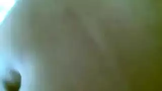 طالع فوقها ويمص بزازلها على السرير
