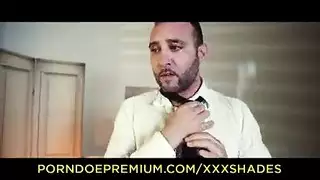 يلعق أقدام أمه الجميلتين ويقدف عليها