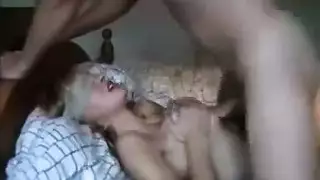 فتاة معصوبة العينين تمص قضيب صديقها في خضوع مخلص