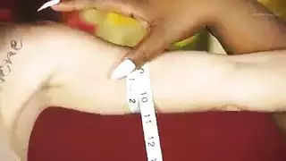 فتاة نحيفة ذات ضفائر تحصل على تدليك مثير ولعب عميق بالقضيب