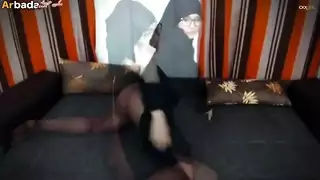 يدخل ع امو يلقيها بتلعب ف نفسها ف ينكها