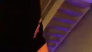 ممارسة جنس خفية مع آسيوية: قضيب رجل أصلع يرتدي نظارة بينما الزوجة مسافرة